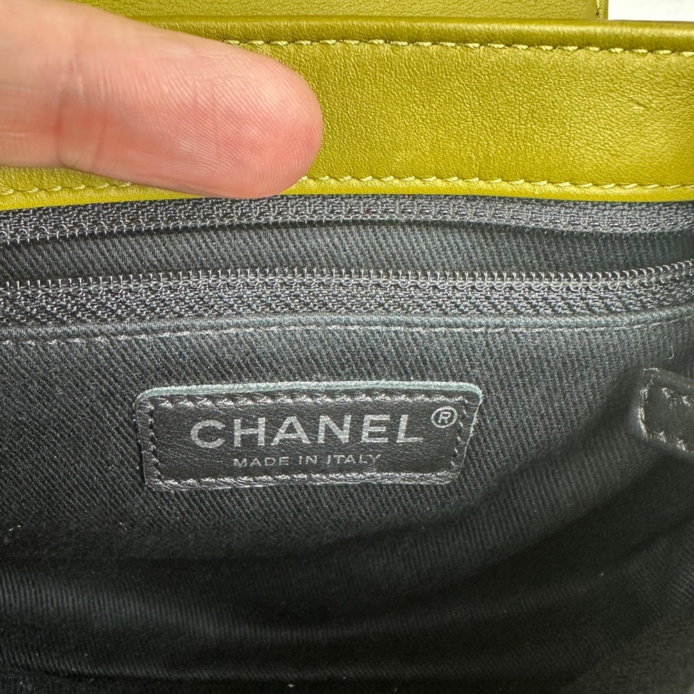 ❌SOLD IN BUNDLE❌CHANEL CC MINI PATENT LEATHER SHOULDER/CROSSBODY BAG - Picture 13 of 14